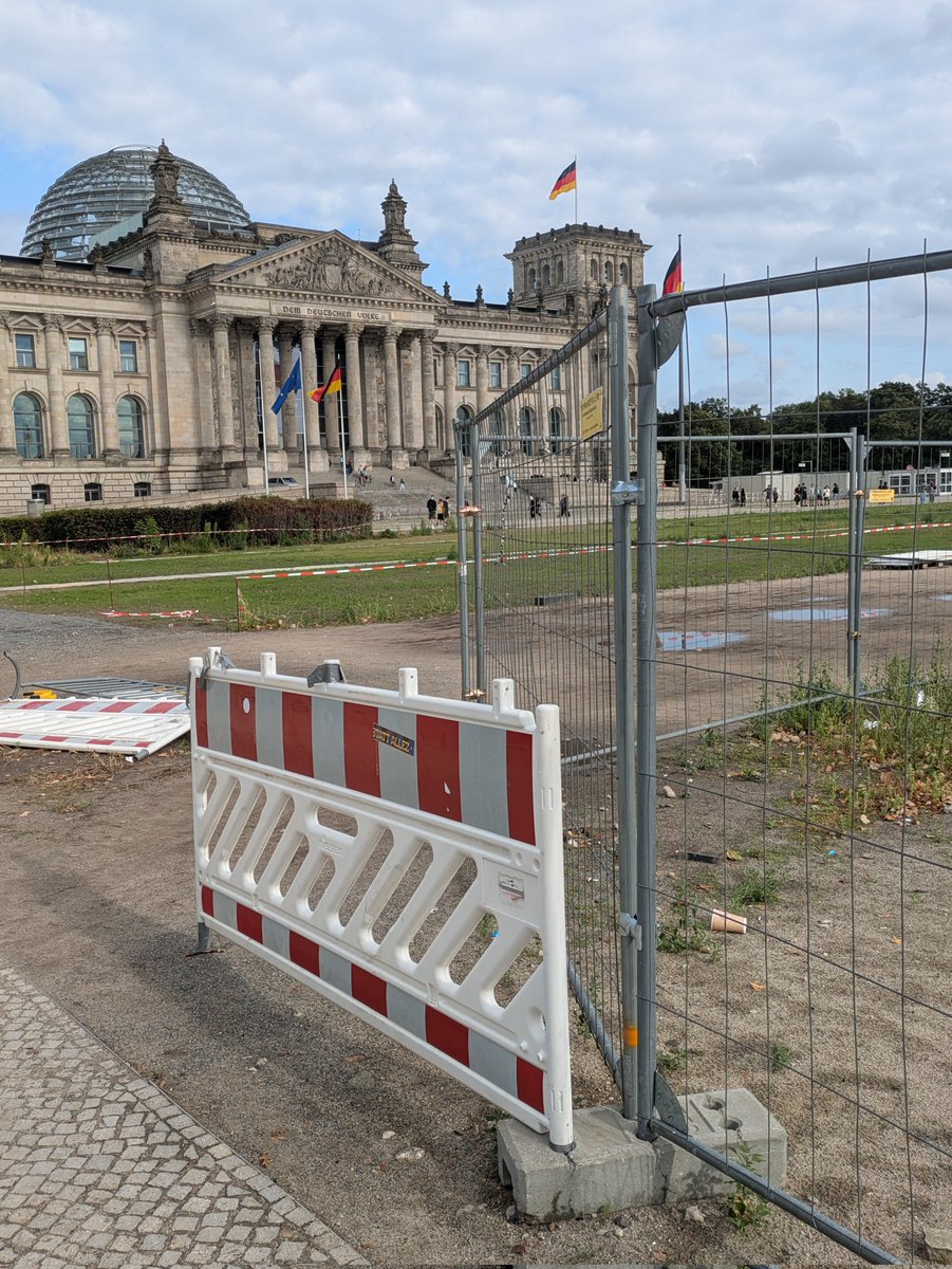HSchaeferIW's tweet image. Berlin ist eigentlich keine Stadt, sondern ein riesiger Abladeplatz für Baustellengerümpel.