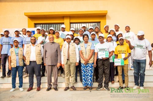 Retour en image de la remise des brevets de la formation des CMPAE

L'aube de chaque semaine est une promesse renouvelée : celle de grandir, de consolider nos efforts partagés et de bâtir, pas à pas, un environnement plus propre pour nous tous. 

   Avec Pak Citoyen, nous