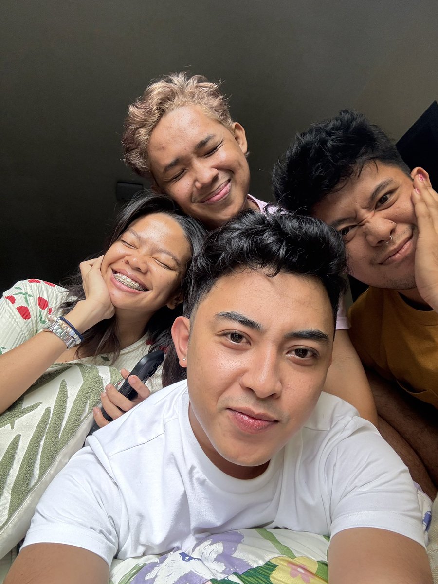 Just us, in our little bubble of chaos and comfort. No fancy plans or filters needed. The kind of friendship that feels like home. 💛✨