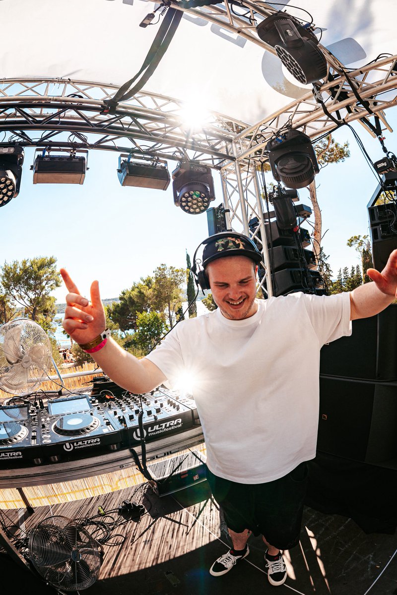 UltraEurope's tweet image. The beach is bouncing. 🏝️