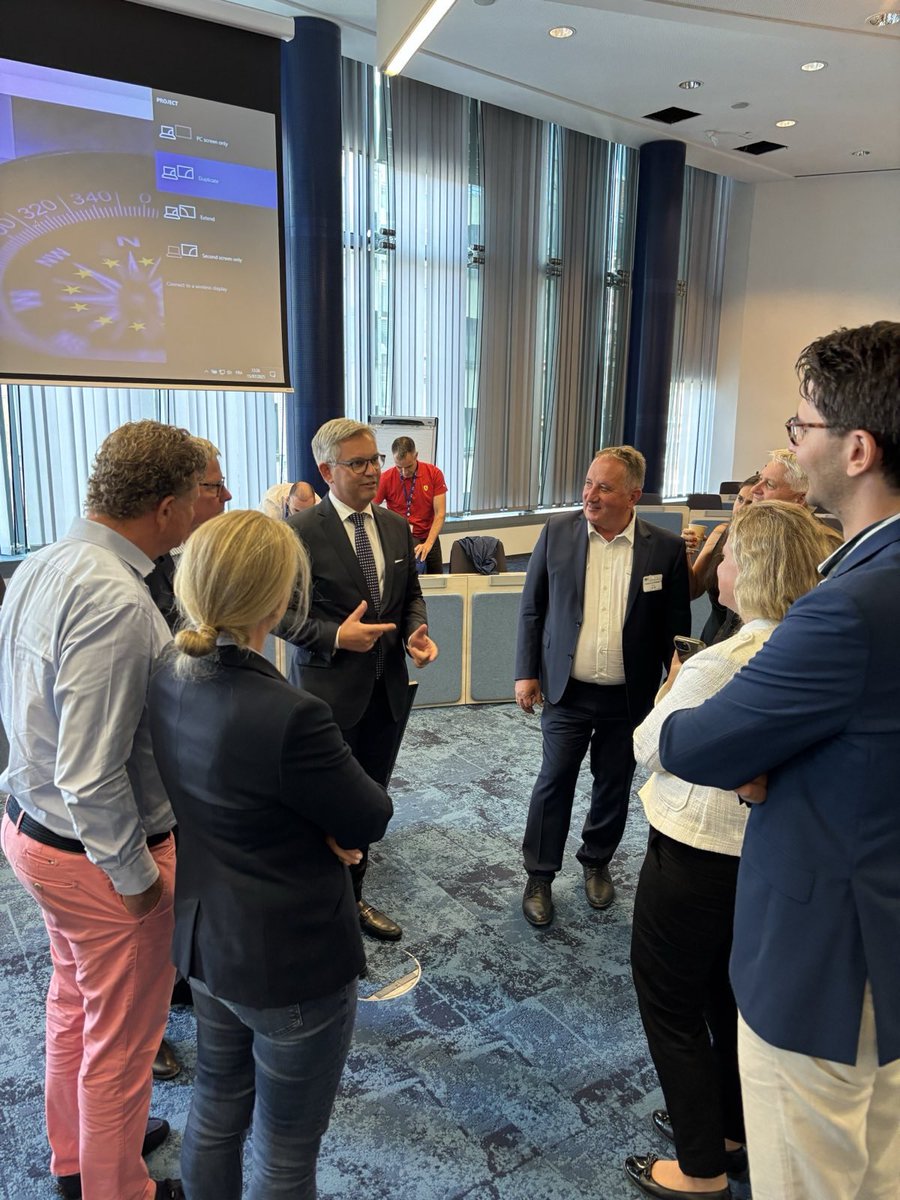 magnusbrunner's tweet image. Vielen Dank für euren Besuch im Berlaymont, liebe EU-Gemeinderäte.
Es freut mich sehr zu sehen, wie engagiert ihr euch für europäische Themen auf lokaler Ebene einsetzt.
Gerade dieses Engagement vor Ort ist entscheidend dafür, dass die EU greifbar und bürgernah bleibt. Europa…