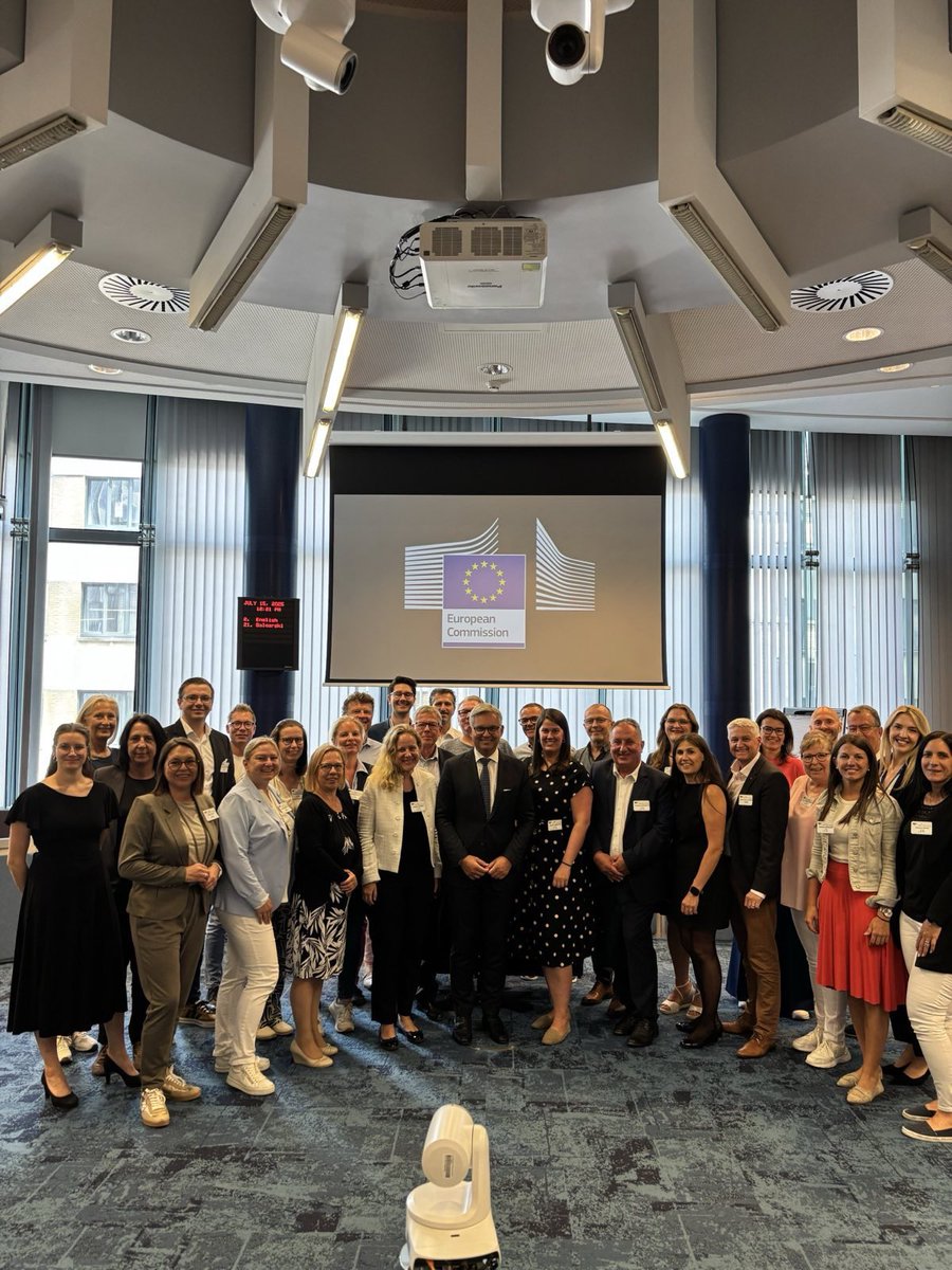 magnusbrunner's tweet image. Vielen Dank für euren Besuch im Berlaymont, liebe EU-Gemeinderäte.
Es freut mich sehr zu sehen, wie engagiert ihr euch für europäische Themen auf lokaler Ebene einsetzt.
Gerade dieses Engagement vor Ort ist entscheidend dafür, dass die EU greifbar und bürgernah bleibt. Europa…