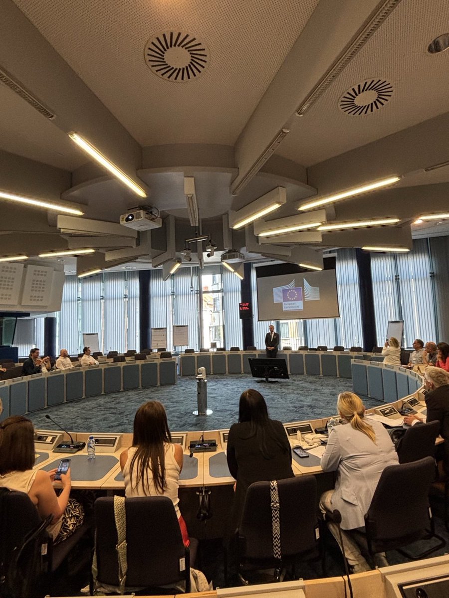 magnusbrunner's tweet image. Vielen Dank für euren Besuch im Berlaymont, liebe EU-Gemeinderäte.
Es freut mich sehr zu sehen, wie engagiert ihr euch für europäische Themen auf lokaler Ebene einsetzt.
Gerade dieses Engagement vor Ort ist entscheidend dafür, dass die EU greifbar und bürgernah bleibt. Europa…