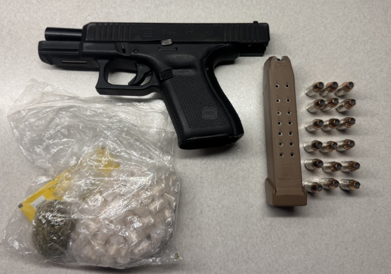 PPDJosephBusa's tweet image. Great work by 39th District Officers P/O Kology, P/O Stasik, P/O Wilson, P/O Brice, P/O Banach & P/O Adames. 4 individuals in custody and 4 firearms recovered. @PPD39Dist