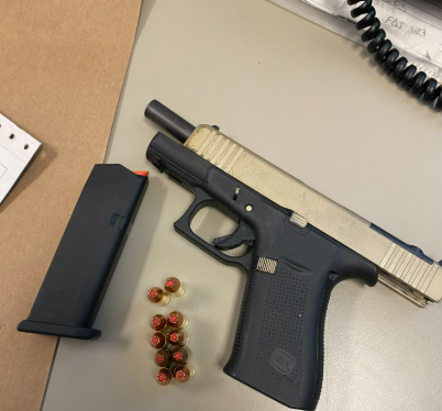 PPDJosephBusa's tweet image. Great work by 39th District Officers P/O Kology, P/O Stasik, P/O Wilson, P/O Brice, P/O Banach & P/O Adames. 4 individuals in custody and 4 firearms recovered. @PPD39Dist