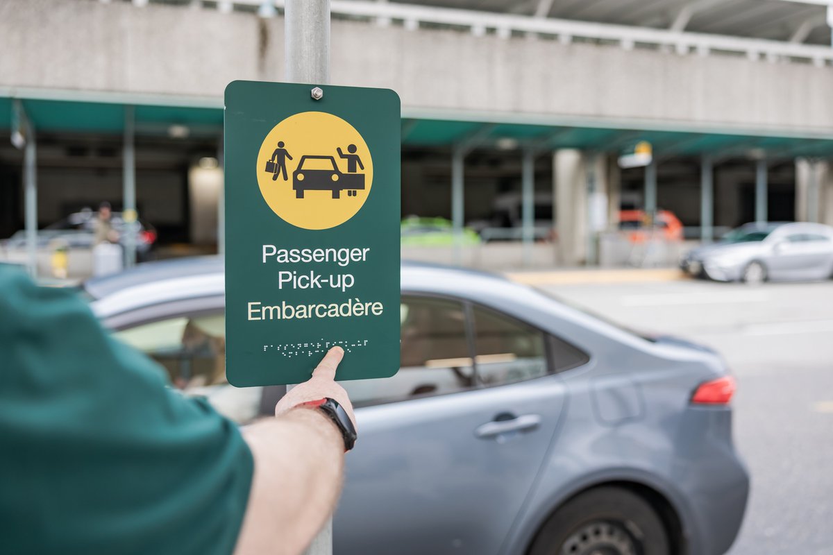 YVRaeroport's tweet image. Alors que nous accueillons des milliers de voyageurs chaque jour cet été, nous sommes fiers d’offrir des espaces qui rendent l’aéroport accessible à tous :
🛬 Signalisation en braille et en relief tactile sur les trottoirs à l’extérieur du terminal
🧘♀️ Espaces silencieux pour les…
