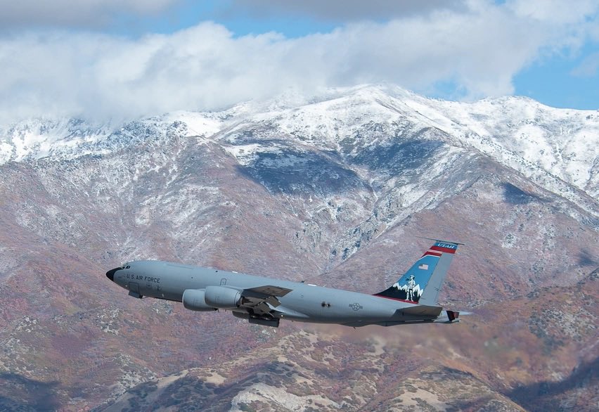 ShayneB52's tweet image. How about more tanker ❤️ here is the KC-135R I painted the tail on for the 151st ARW Utah ANG a year ago. They are the Mountainmen Militia 🇺🇸🇺🇸 #NKAWTG Beautiful place there. #flygirlpainter