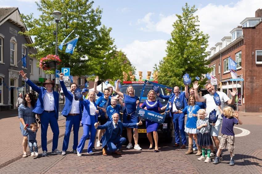 Wat was #BlauweDinsdag #DeDagVanElst #NijmeegseVierdaagse weer geweldig! 💙💙Vanmorgen begon ik om 5.15 uur in #Oosterhout &amp; vanaf 6.45 uur in #Elst met aanmoedigen. Wat een topsfeer, dank aan alle wandelaars, inwoners, ondernemers &amp; vrijwilligers!🙏 Tot volgend jaar! #Overbetuwe
