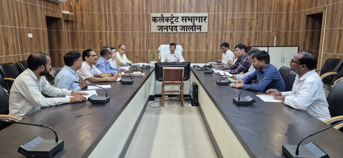 जनपद में उर्वरक आपूर्ति व मूंग क्रय केंद्रों की समीक्षा के दौरान किसानों को समय पर और पर्याप्त मात्रा में उर्वरकों की उपलब्धता सुनिश्चित कराने, वितरण प्रणाली की पारदर्शिता बनाए रखने, सीमावर्ती क्षेत्र तस्करी/अवैध बिक्री को रोकने के लिए एक विशेष निगरानी दल गठित कर कालाबाज़ारी पर
