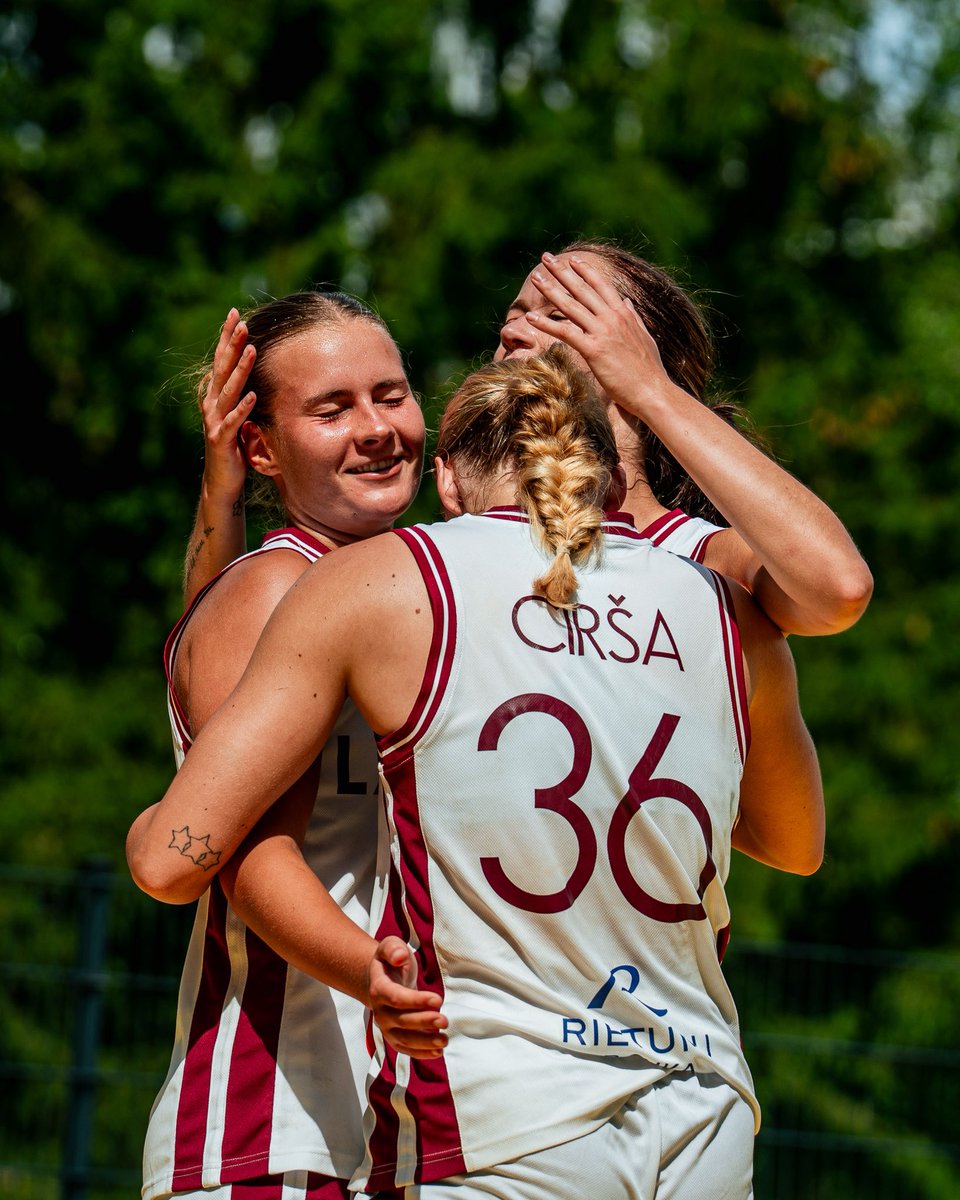 basketbols's tweet photo. 🏆 U23 Nāciju līgas Eiropas 3. Grupas 5. posms 3×3 basketbolā noslēdzies ar 🇱🇻 Latvijas uzvaru un vērtīgiem 1️⃣0️⃣0️⃣ punktiem kopvērtējumā.
 
🇱🇻 Latvijas U23 vīriešu izlase ar 21:11 pārspēja Īrijas vienību un ar 20:14 Serbiju.

Izšķirošajā cīņā ar 🇳🇱 Nīderlandes vienību izdevās atspēlēt četru punktu deficītu un galotnē izraut uzvaru – 17:16, kas būtiski tuvina arī 1. vietai kopvērtējumā un 🎟️ ceļazīmei uz U23 Pasaules kausa izcīņu.

Kopvērtējums pēc 5 posmiem: 🔝 Latvijas 430 punkti, Serbija 380, Slovēnija 360, Nīderlande 355, Grieķija 255, Īrija 245.

🇱🇻 Sieviešu izlase ar 15:16 zaudēja Īrijas vienībai, ar 21:10 pārspēja Grieķijas komandu un noslēguma tabulā ierindojās 3️⃣. vietā.

📸 @bywinna 
Vairāk info: ➡️ https://t.co/4zDLZ6hKRR