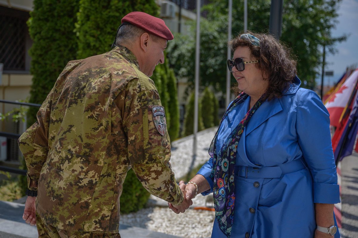 NATO_KFOR's tweet image. Today, the Commander of the #NATO-led #KFOR mission, MG Enrico Barduani, welcomed the UK Special Envoy to the Western Balkans, H.E. @KarenPierceUK,who was accompanied by the British Ambassador to Kosovo, H.E. @jonhargreaves67, at KFOR HQ in Pristina.

#UNITASOMNIAVINCIT