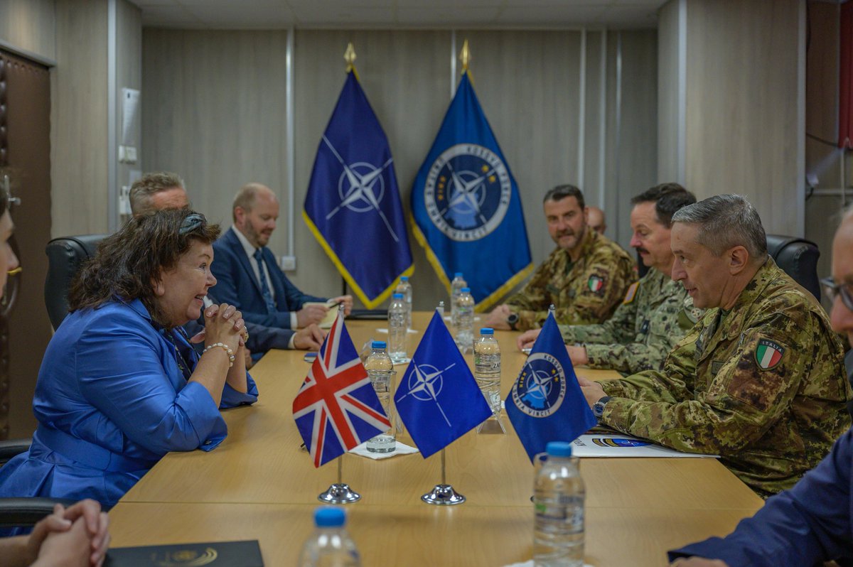 NATO_KFOR's tweet image. Today, the Commander of the #NATO-led #KFOR mission, MG Enrico Barduani, welcomed the UK Special Envoy to the Western Balkans, H.E. @KarenPierceUK,who was accompanied by the British Ambassador to Kosovo, H.E. @jonhargreaves67, at KFOR HQ in Pristina.

#UNITASOMNIAVINCIT