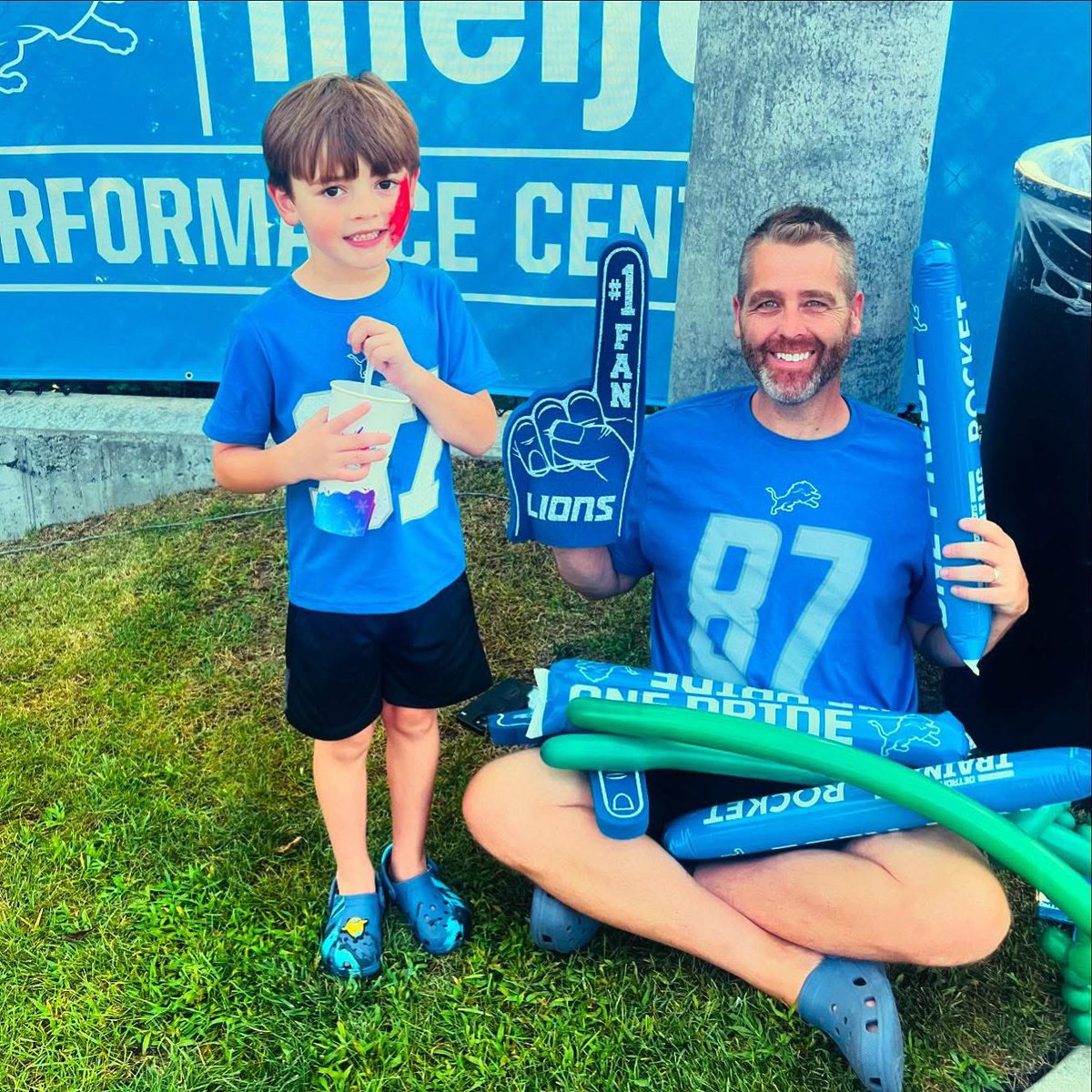 GutterDetroit's tweet image. 1st time n over 10 years that we’re going 2 miss a Detroit Lions training camp experience hopped online early 2 day with 7000 n front of us and waited for 4 hrs. Here’s a pic of me n Sam 2 tug at your ❤️ in case you have any connections with the Lions &amp;amp; can hook us up with tix 😂
