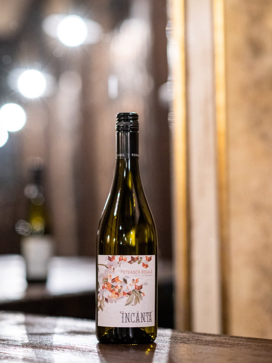 Have you tried one of our Fetească Regală wine? The grape variety was discovered in the early 20th century in Transylvania, likely as a natural cross between Fetească Albă and Grasă de Cotnari.

#feteasca #feteascaregala #veganwine #veganwines #winegifts #winetastings