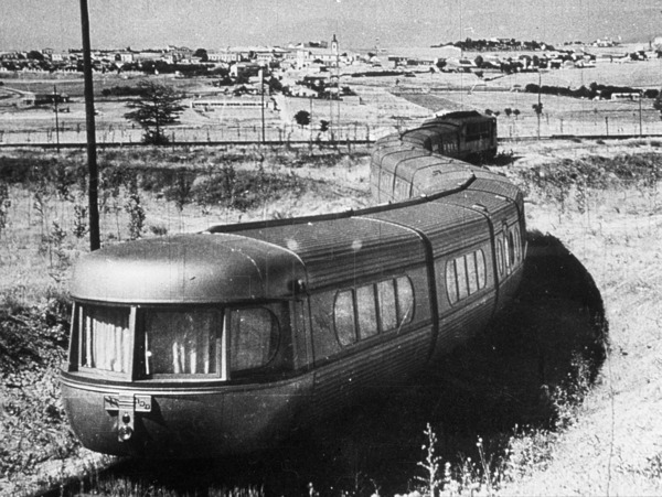 Hace 75 años un tren Talgo salía de Madrid a las 14,31 horas con destino a Irún, donde llegaría seis horas y media más tarde, cumpliendo así su primer servicio comercial, que costaba a cada pasajero 400 pesetas.
#EFEfototeca