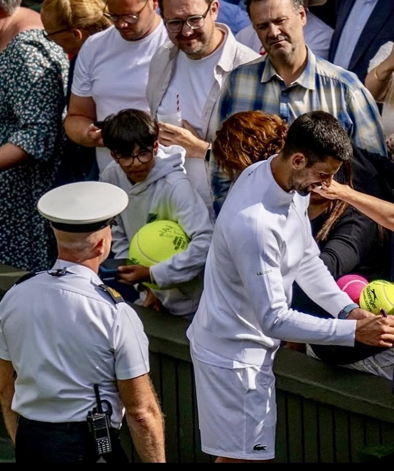 HMS_Pegasus's tweet image. π¬π§ From the flight deck to Centre Court πΎ
Over the past fortnight @RNReserve Air Branch member Petty Officer Will Brooks has been acting as a steward, helping keep #Wimbledon safe
@NAVYfit
@RoyalNavy