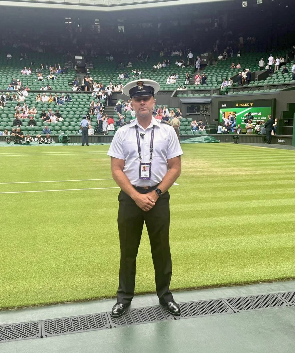 HMS_Pegasus's tweet image. π¬π§ From the flight deck to Centre Court πΎ
Over the past fortnight @RNReserve Air Branch member Petty Officer Will Brooks has been acting as a steward, helping keep #Wimbledon safe
@NAVYfit
@RoyalNavy