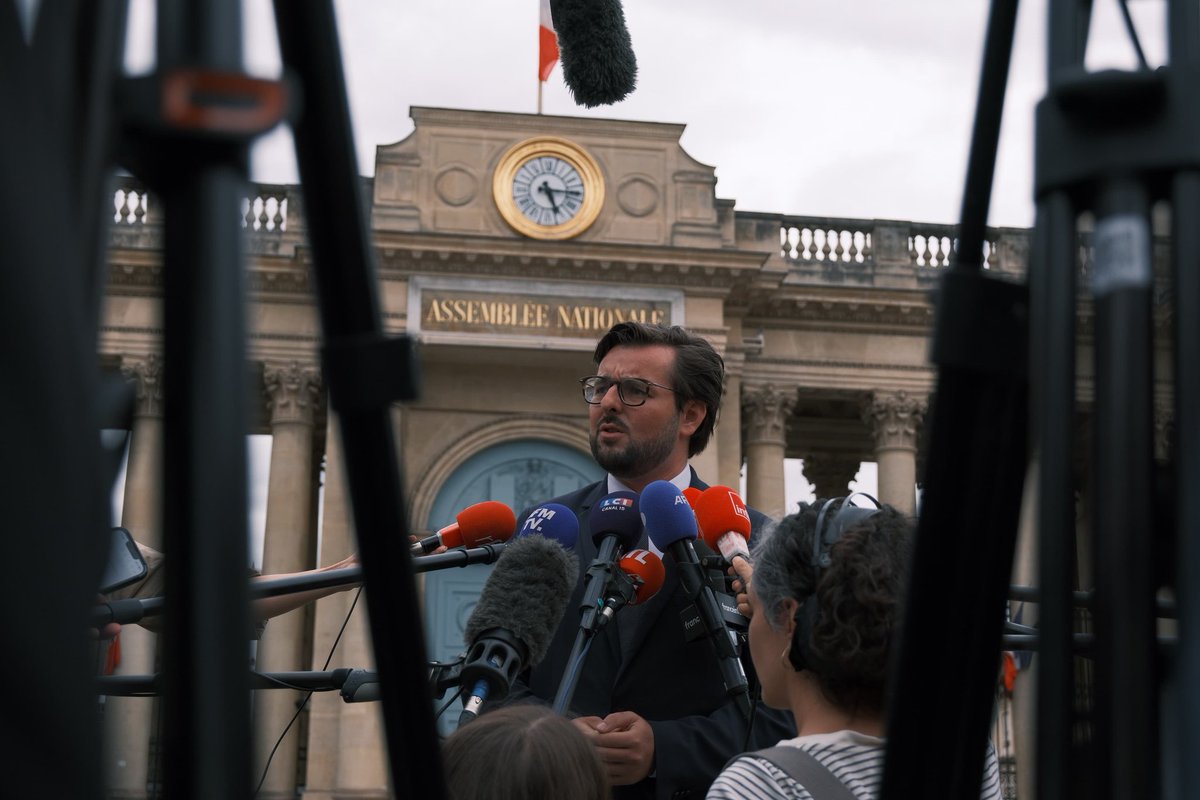 p_brun's tweet image. Remplacer 1 fonctionnaire sur 3, c'est le retour aux années Sarkozy.
Rappel du bilan : 60 000 enseignants en moins, 12 500 policiers et gendarmes en moins !