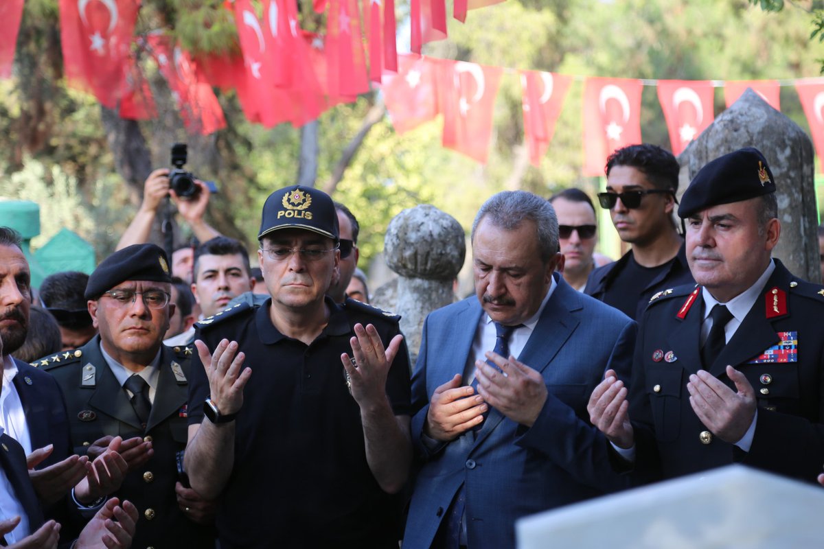 15 Temmuz'u UNUTMADIK, UNUTTURMAYACAĞIZ…🇹🇷

15 Temmuz Demokrasi ve Millî Birlik Gününde;
Valimiz Sayın Hasan Şıldak, İl Emniyet Müdürümüz Sayın Atilla Aksoy ve İl Protokolümüzün Kıymetli Üyeleri  Aziz şehitlerimizin Bediüzzaman Mezarlığı’ndaki kabirlerini ziyaret ederek, tüm