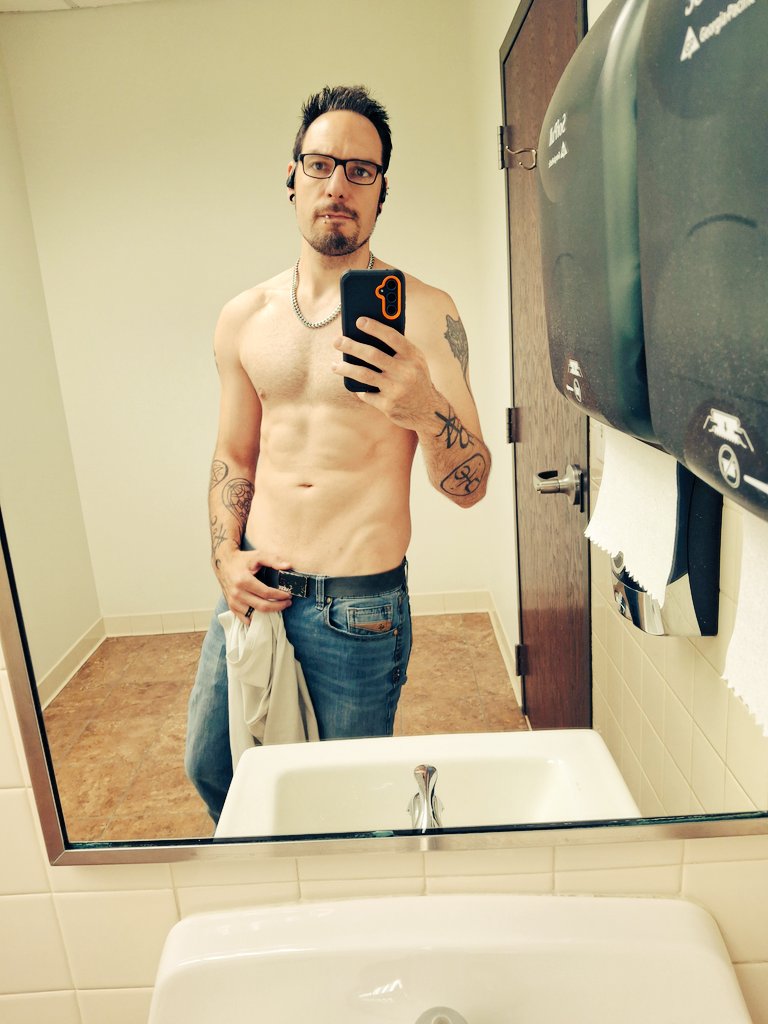 DDcollie_AD's tweet image. Work selfies. Still time to work on the beach bod.