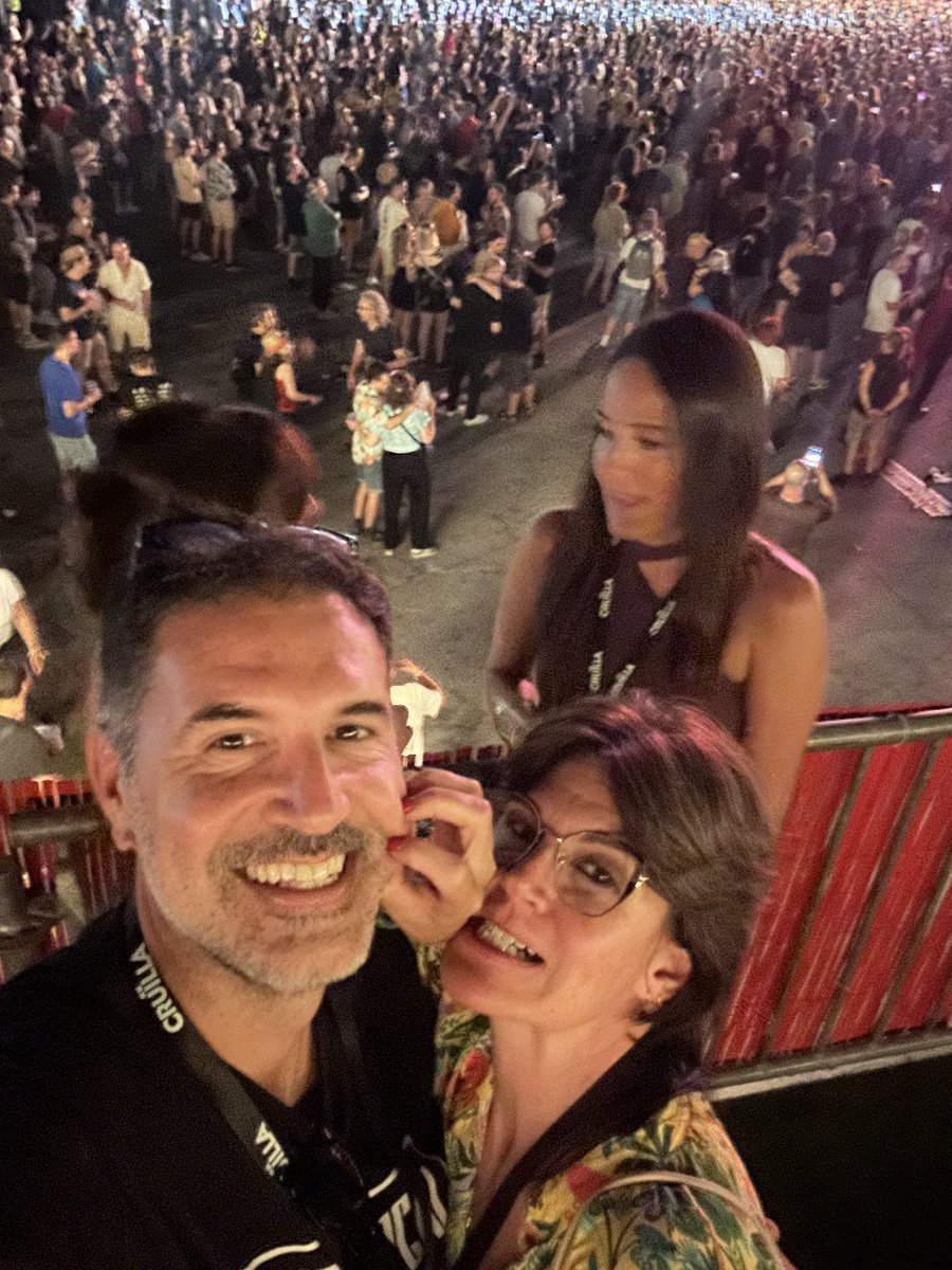 Jordi Torrent (@jortorrent) on Twitter photo Felicitats <a href="/cruillabcn/">FESTIVAL CRUÏLLA</a> per aquests 15 anys regalant-nos música excel·lent, bona gent i un ambient immillorable.
De totes les fotos d’aquesta edició, em quedo amb aquesta: una amiga que he conegut tard a la vida, però que espero que s’hi quedi per sempre. Una persona vitamina. 💛 Felicitats <a href="/cruillabcn/">FESTIVAL CRUÏLLA</a> per aquests 15 anys regalant-nos música excel·lent, bona gent i un ambient immillorable.
De totes les fotos d’aquesta edició, em quedo amb aquesta: una amiga que he conegut tard a la vida, però que espero que s’hi quedi per sempre. Una persona vitamina. 💛