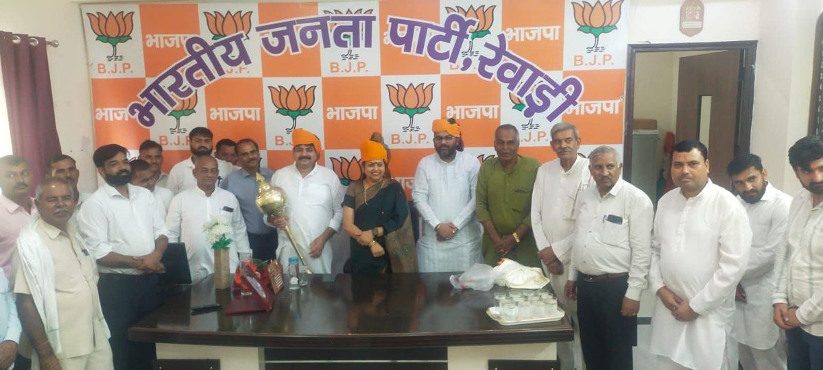 Vandana Popli BJP (@vandanapopli) on Twitter photo рднрд╛рдЬрдкрд╛ рдХрд╛рд░реНрдпрд╛рд▓рдп рдкрд░ рд░рд╛рдЬрдкреВрдд рд╕рдорд╛рдЬ рдХреЗ рдкреНрд░рддрд┐рдирд┐рдзрд┐рдпреЛрдВ рдиреЗ рдХреБрд▓рджреАрдк рдЪреМрд╣рд╛рди рдХреЛ рдЬрд┐рд▓рд╛ рдорд╣рд╛рдордВрддреНрд░реА рдмрдирд╛рдП рдЬрд╛рдиреЗ рдкрд░ рд░рд╛рдЬрдкреВрддрд╛рдирд╛ рд╕рд╛рдлрд╛ рдкрд╣рдирд╛рдХрд░ рдЖрднрд╛рд░ рдкреНрд░рдХрдЯ рдХрд┐рдпрд╛ ред
рдЗрд╕ рдореМрдХреЗ рдкрд░ рдмрдбрд╝реА рд╕рдВрдЦреНрдпрд╛ рдореЗрдВ рд░рд╛рдЬрдкреВрдд рд╕рдорд╛рдЬ рдХреЗ рд▓реЛрдЧ рдореМрдЬреВрдж рд░рд╣реЗред рднрд╛рдЬрдкрд╛ рдХрд╛рд░реНрдпрд╛рд▓рдп рдкрд░ рд░рд╛рдЬрдкреВрдд рд╕рдорд╛рдЬ рдХреЗ рдкреНрд░рддрд┐рдирд┐рдзрд┐рдпреЛрдВ рдиреЗ рдХреБрд▓рджреАрдк рдЪреМрд╣рд╛рди рдХреЛ рдЬрд┐рд▓рд╛ рдорд╣рд╛рдордВрддреНрд░реА рдмрдирд╛рдП рдЬрд╛рдиреЗ рдкрд░ рд░рд╛рдЬрдкреВрддрд╛рдирд╛ рд╕рд╛рдлрд╛ рдкрд╣рдирд╛рдХрд░ рдЖрднрд╛рд░ рдкреНрд░рдХрдЯ рдХрд┐рдпрд╛ ред
рдЗрд╕ рдореМрдХреЗ рдкрд░ рдмрдбрд╝реА рд╕рдВрдЦреНрдпрд╛ рдореЗрдВ рд░рд╛рдЬрдкреВрдд рд╕рдорд╛рдЬ рдХреЗ рд▓реЛрдЧ рдореМрдЬреВрдж рд░рд╣реЗред