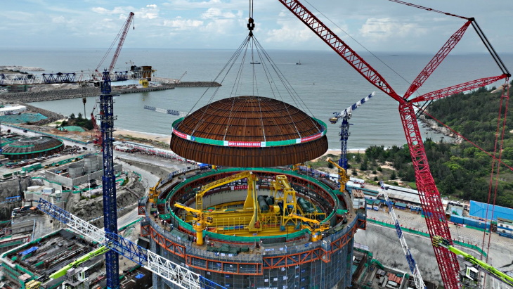 The inner containment dome has been installed at unit 6 of the Lufeng #nuclear power plant in China's Guangdong province. It is the first of two HPR1000 (Hualong One) units under construction at the site, where four CAP1000s are also planned tinyurl.com/y4uzdd94