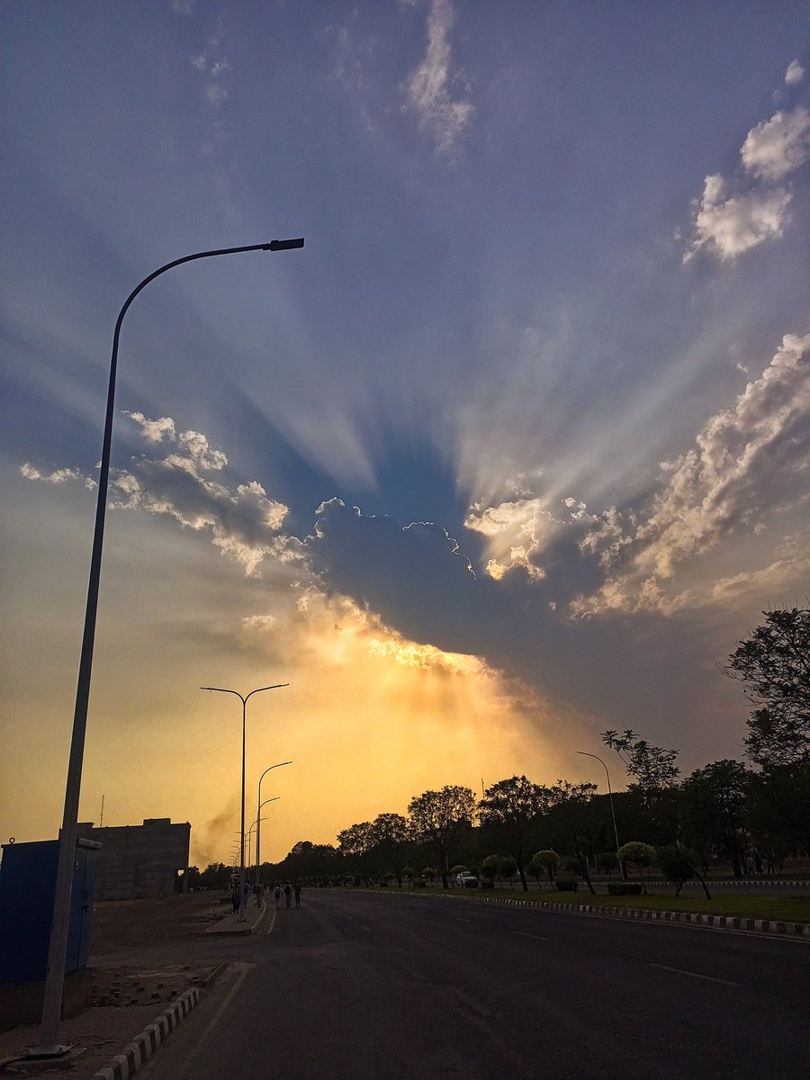 MAKPHOTOGRAPHY2's tweet photo. #TechmoCamon19Neo
#FocalLenght4.74mm
#Aperture1.8
#ExposureTime1/5319s
#ISO103
.
.
#NaturePhotography #TravelPhotography #StreetPhotography #SunsetLovers #GoldenHour #SkyAddicts #CloudScape #VisualStorytelling #WeatherPhotography #SunshineRays #StreetLights #EmptyRoads #RoadTrip https://t.co/LHDfOLbrPp
