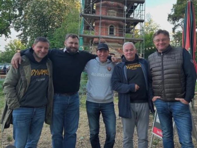 der_wolf_aus_dd's tweet image. #Dresden ist, wenn der #CDU-Stadtrat Krüger und die Ex-FDP-Leute Zastrow und Genschmar (heute #TeamZastrow) mit dem #AfD-Bundestagsabgeordneten Ladzinski feiern gehen 💩
Und das ganze noch in Dynamo-Klamotten 🤦♂️ #StaDDrat #sgd1953
