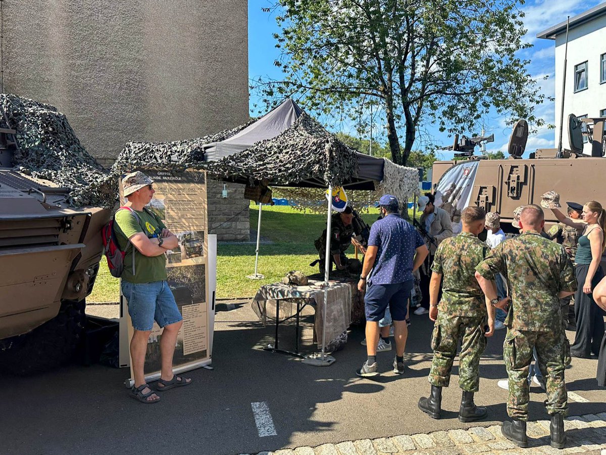 13eBCA's tweet image. 🤝🇫🇷🇱🇺🇧🇪 Le 13/07, le 13e BCA était à Diekirch pour les portes ouvertes de l’armée luxembourgeoise.
Présentation du GRIFFON, futur véhicule du bataillon belgo-luxembourgeois de reconnaissance de combat, dans le cadre du partenariat #CaMo.
#SCORPION #13eBCA #Défense