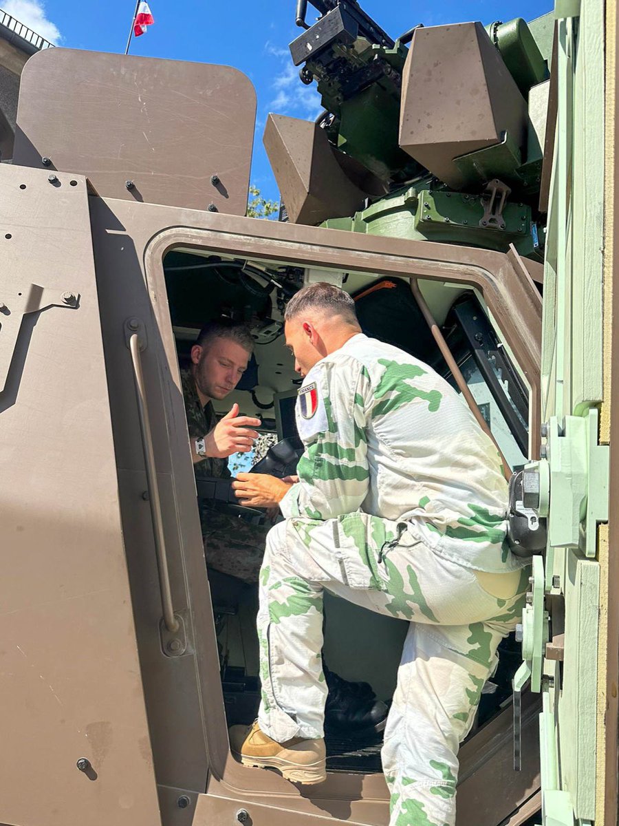 13eBCA's tweet image. 🤝🇫🇷🇱🇺🇧🇪 Le 13/07, le 13e BCA était à Diekirch pour les portes ouvertes de l’armée luxembourgeoise.
Présentation du GRIFFON, futur véhicule du bataillon belgo-luxembourgeois de reconnaissance de combat, dans le cadre du partenariat #CaMo.
#SCORPION #13eBCA #Défense