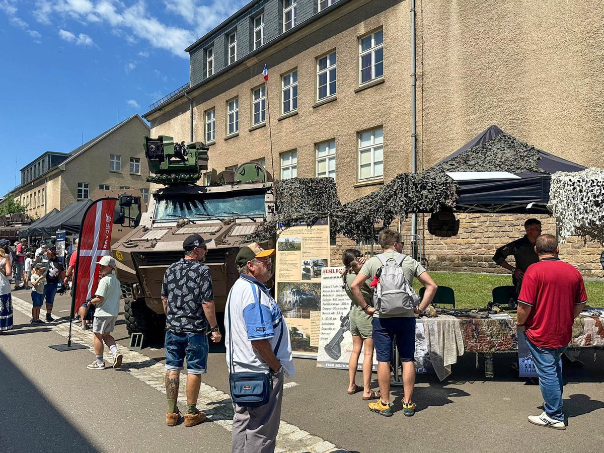 13eBCA's tweet image. 🤝🇫🇷🇱🇺🇧🇪 Le 13/07, le 13e BCA était à Diekirch pour les portes ouvertes de l’armée luxembourgeoise.
Présentation du GRIFFON, futur véhicule du bataillon belgo-luxembourgeois de reconnaissance de combat, dans le cadre du partenariat #CaMo.
#SCORPION #13eBCA #Défense