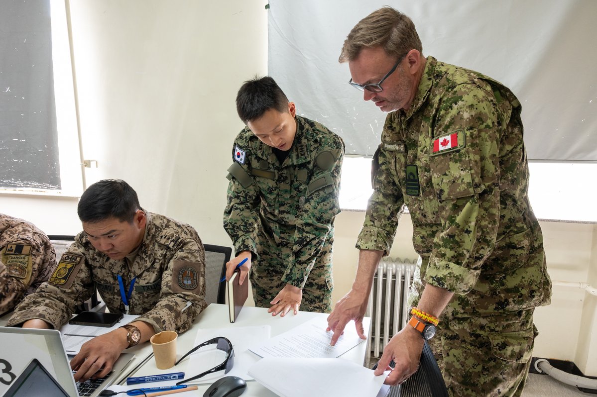 CJOC_COIC's tweet image. 🇨🇦🤝🇲🇳 At Ex KHAAN QUEST 25 in Mongolia, Mongolian Armed Forces and police trained in checkpoint ops, tactical planning & humanitarian response, strengthening global peace through multinational cooperation.
#CAFOperations #KhaanQuest25 #StrongerTogether