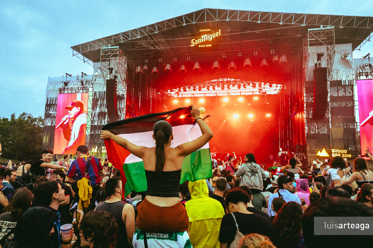 Everlong Magazine (@everlongmag) on Twitter photo Un año más volvíamos a subir al <a href="/bilbaobbklive/">Bilbao BBK Live</a> para disfrutar de una jornada marcada por las lluvias pero también por conciertos memorables. Te lo contamos por aquí 💛 everlongmagazine.com/bilbao-bbk-liv… Un año más volvíamos a subir al <a href="/bilbaobbklive/">Bilbao BBK Live</a> para disfrutar de una jornada marcada por las lluvias pero también por conciertos memorables. Te lo contamos por aquí 💛 everlongmagazine.com/bilbao-bbk-liv…