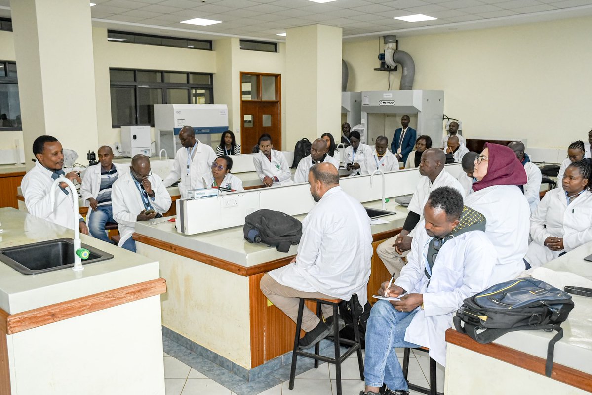 chuka__uni's tweet image. The afternoon session began with a practical exercise at the Animal Science Feed Analysis Laboratory, where participants undertook a proximate analysis of animal feed. This hands-on training introduced them to the essential components of feed evaluation, moisture content, crude…
