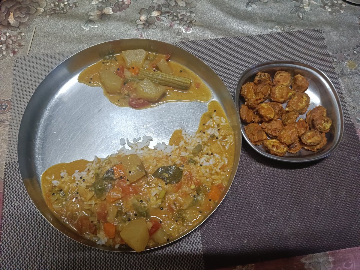 thebigggshow's tweet image. Dinner in Konkani...

Pagile Podhi,Sheetha ani Kolombo, 

Kaintola Fritters,Rice &amp;amp; Sambhaar for Dinner😋

#SimpleIsAmple