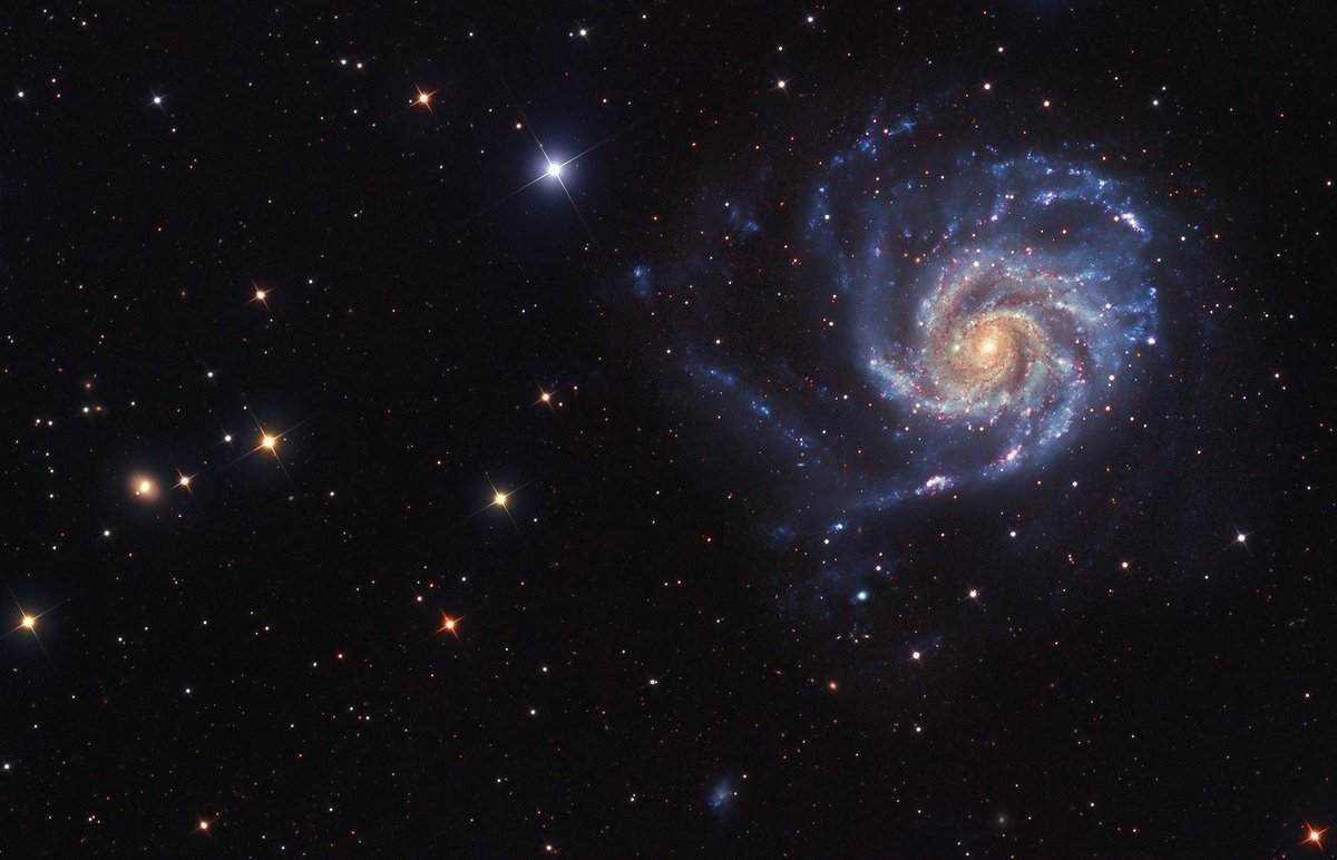 ⠀    ❝Galaxia espiral M101❞.

ⓘ Es una galaxia enorme, con 170.000 años luz de diámetro. M101 está a 25 millones de años luz, en la dirección de la constelación de la Osa Mayor.  Alrededor de la galaxia se ven estrellas de nuestra galaxia y otras galaxias más lejanas.