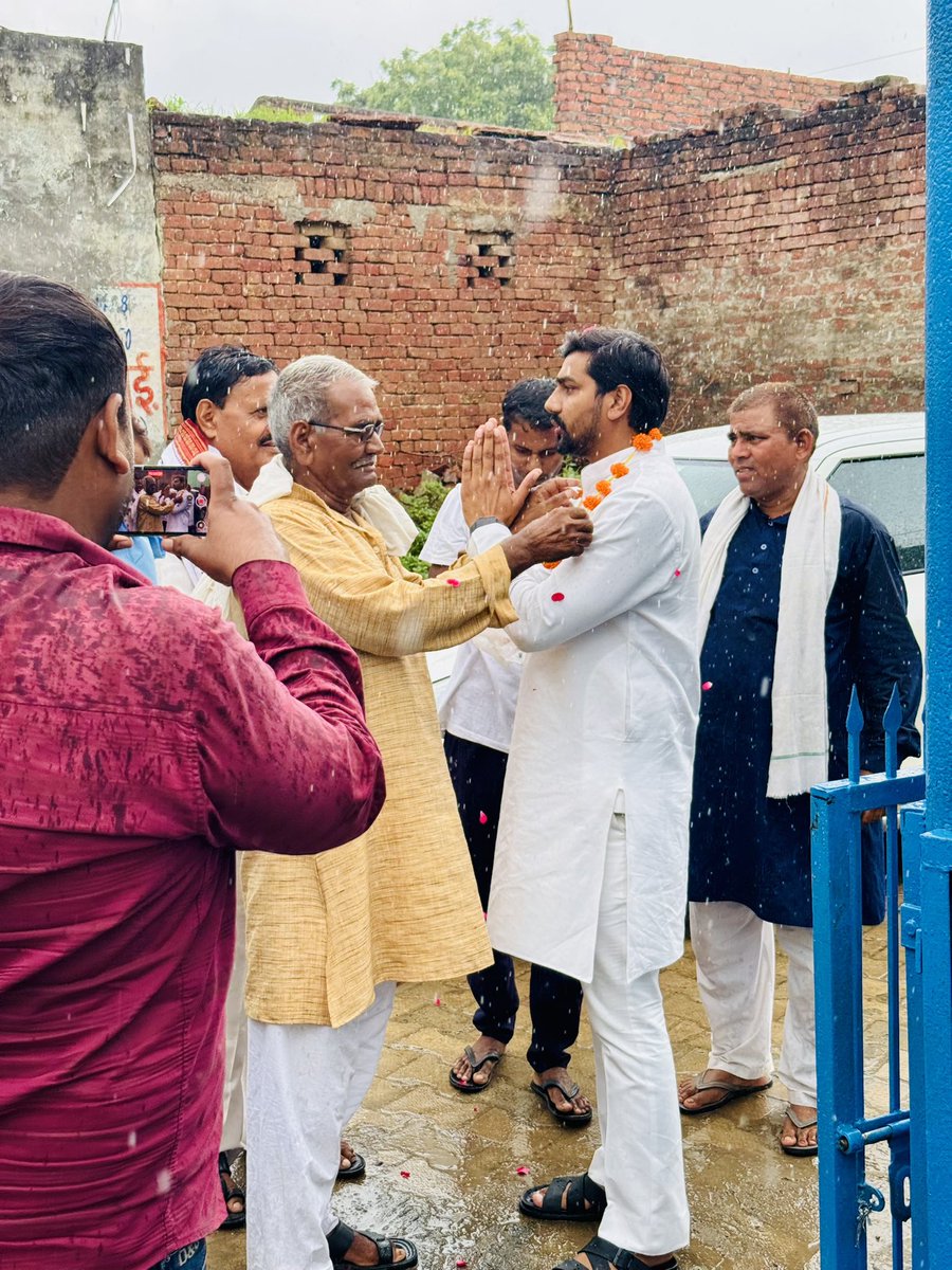 आज विधानसभा क्षेत्र ज़ेवर के गांव दयानतपुर में अपनों के बीच में उपस्थित रहे!! <a href="/yadavakhilesh/">Akhilesh Yadav</a> <a href="/samajwadiparty/">Samajwadi Party</a>