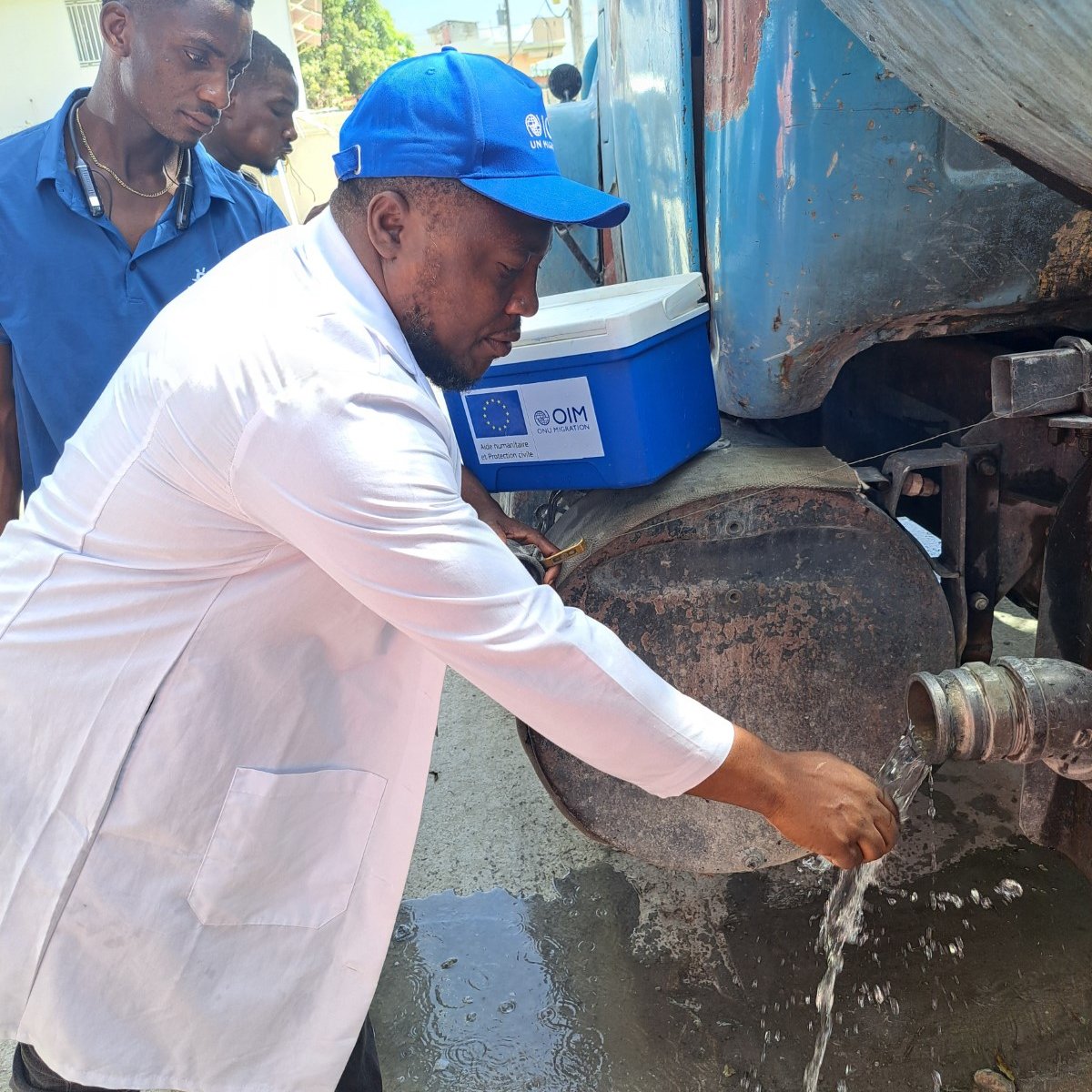 ECHO_LatAm's tweet image. In Haiti, gang violence has forced 1.3 million people to flee their homes.
Cholera is flaring through overcrowded camps and a broken health system.
With EU aid, @IOMHaiti helps over 50,000 people access vital hygiene and sanitation. A lifeline in a collapsing country.