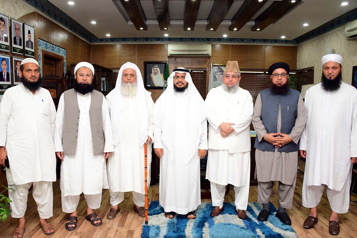 IIUIarabic's tweet photo. استقبل معالي رئيس الجامعة اليوم وفدًا برئاسة الشيخ سعيد يوسف، ضم عددا من الشخصيات الدينية البارزة. جرى خلال اللقاء بحث سبل التعاون الأكاديمي، وأكد الطرفان أهمية ترسيخ الهوية الدينية والتكامل بين الأصالة والمعاصرة، فيما عبّر الوفد عن تقديره لدور الجامعة في خدمة الإسلام والمسلمين. https://t.co/4zESykAact