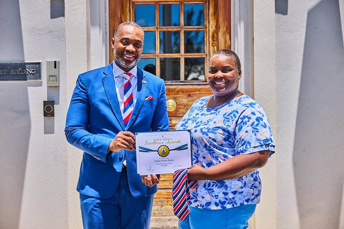 BermudaPremier's tweet image. Congratulations to June’s Public Service Award winner, Mrs. Ziafra Wade-Davis. Ziafra’s work to streamline processes has saved time and reduced costs to taxpayers. In her role she brings the kind of leadership and efficiency we need across the Public Service. Well deserved.