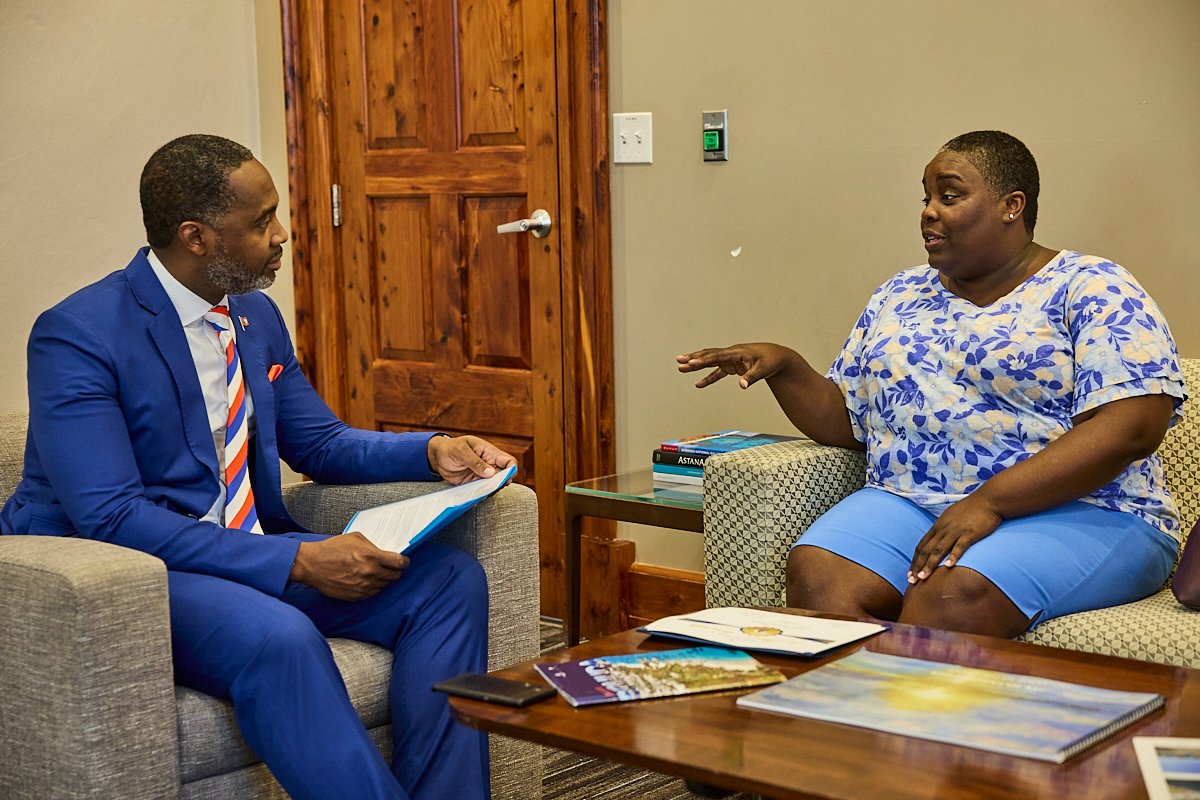 BermudaPremier's tweet image. Congratulations to June’s Public Service Award winner, Mrs. Ziafra Wade-Davis. Ziafra’s work to streamline processes has saved time and reduced costs to taxpayers. In her role she brings the kind of leadership and efficiency we need across the Public Service. Well deserved.