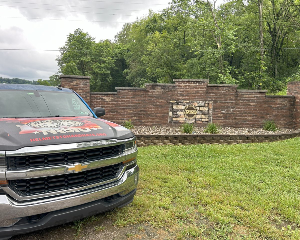 HelmetsHardhats's tweet image. It's #TrainingCenterTuesday! Joe Osborn, Ohio Valley Regional Manager, recently toured the West Virginia Laborers' Training Center. During their program, apprentices learn basic construction craft laborer skills, concrete practices and pipeline among other skills.