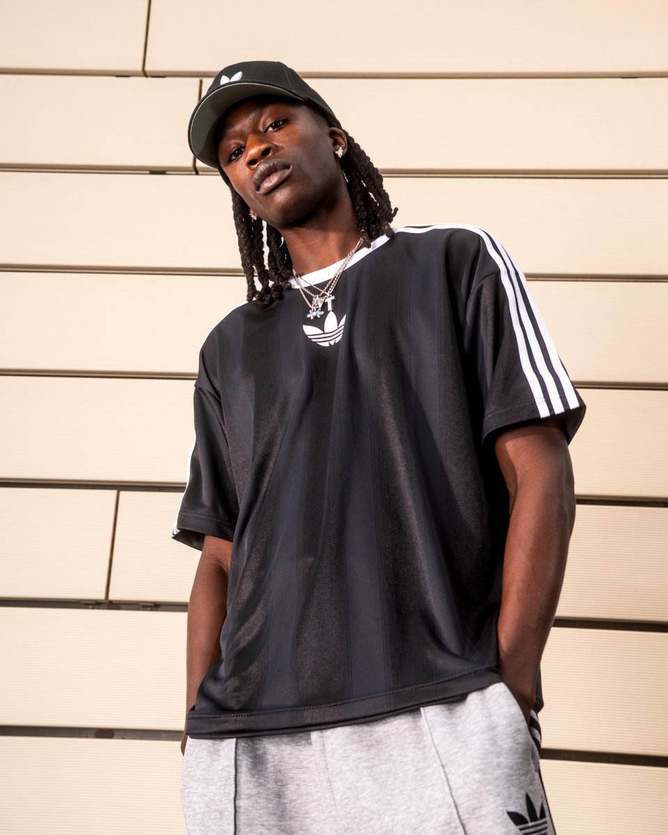 footlocker's tweet image. New school year, new fits! 👕
Pull up in-store and online to upgrade your style.
spr.ly/60124N2E8