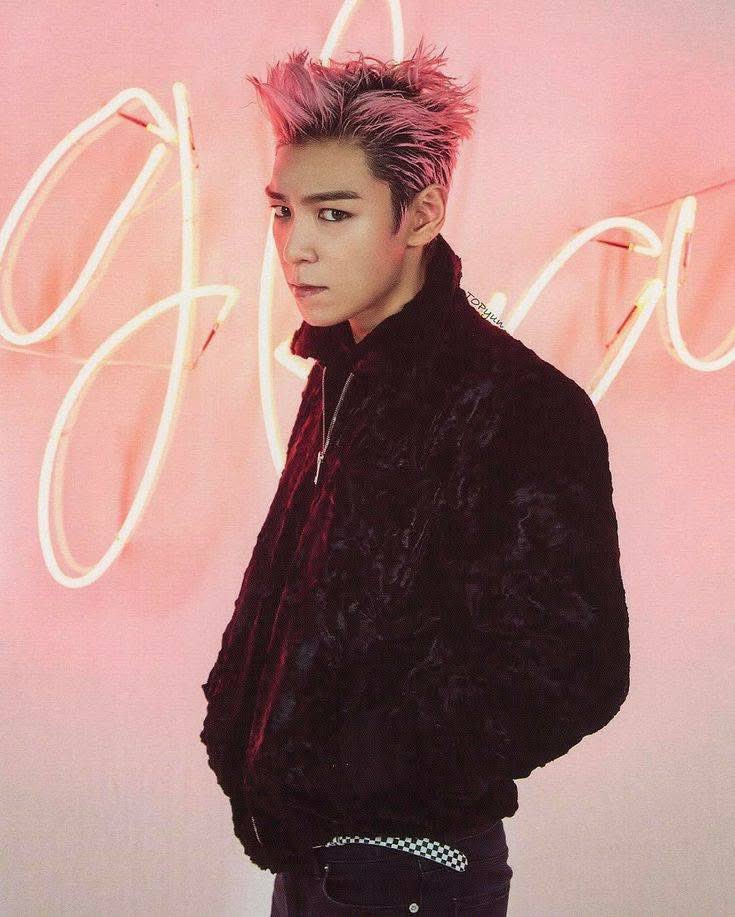 datgodfreyy's tweet image. black roots with pink hair appreciation 🩷
