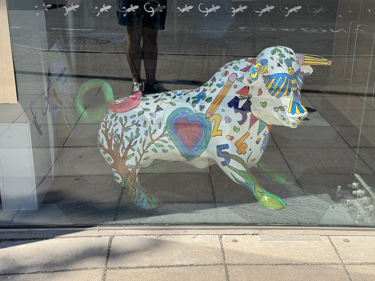 No Bulls about it! One of best art trails inspired by Brodericks Bull outside by Bullring. Fantastic trail and supporting <a href="/brumshospice/">Birmingham Hospice</a> 💛 

40 big bulls and 88 calves across #Birmingham 
Here Harborne, Victoria and Chamberlain Squares. 

bit.ly/4nFSQ35
