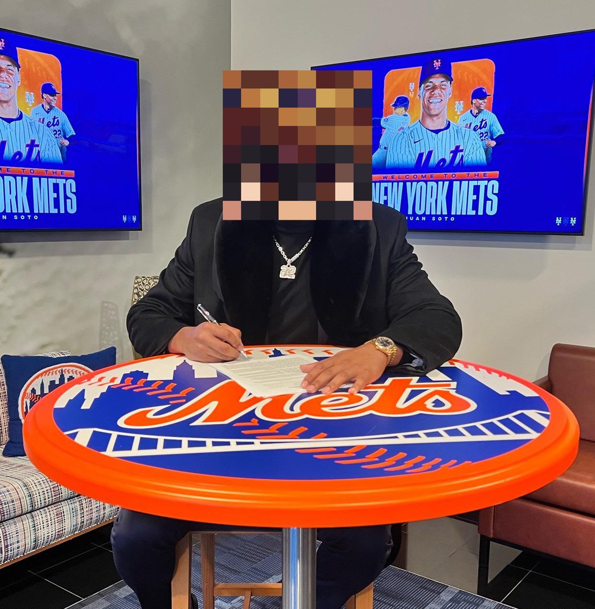 BREAKING:

Sources are telling Couriway that COURIWAY (tall, extremely good at minecraft, NOT short) has SIGNED a record breaking contract poised to break the internet.

Sources close to the situation are saying details will be released in a few weeks... interesting...