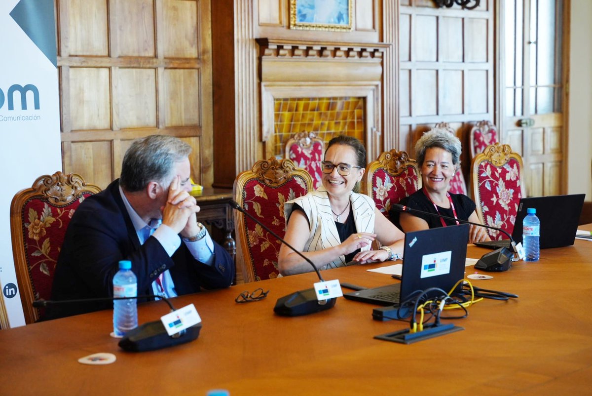 Dircom (@dircomspain) on Twitter photo Llegamos al final del #CursoDircomUIMP con el acto de clausura dirigido por <a href="/mlopezquesada/">miguel lópez-quesada</a>, presidente de Dircom y Margarita Rojo, primera teniente de Alcalde en Santander. Llegamos al final del #CursoDircomUIMP con el acto de clausura dirigido por <a href="/mlopezquesada/">miguel lópez-quesada</a>, presidente de Dircom y Margarita Rojo, primera teniente de Alcalde en Santander.
