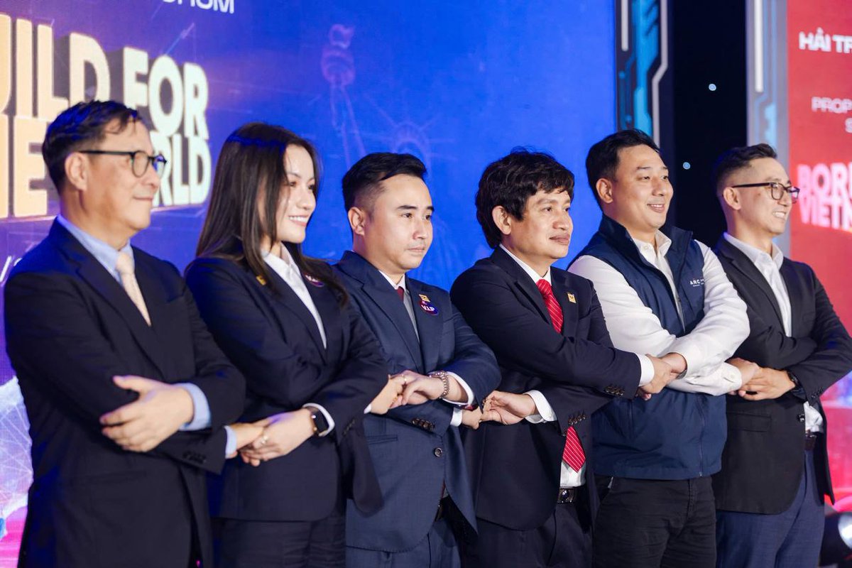 Mey_Network's tweet image. Meey Group launched its IPO journey yesterday with a landmark event in Hanoi.
Joined by 500+ attendees, the NASDAQ IPO is a step toward:
• Onchain real estate
• Yield-backed ownership
• Globally accessible assets
MEY is the layer powering the new financial era.