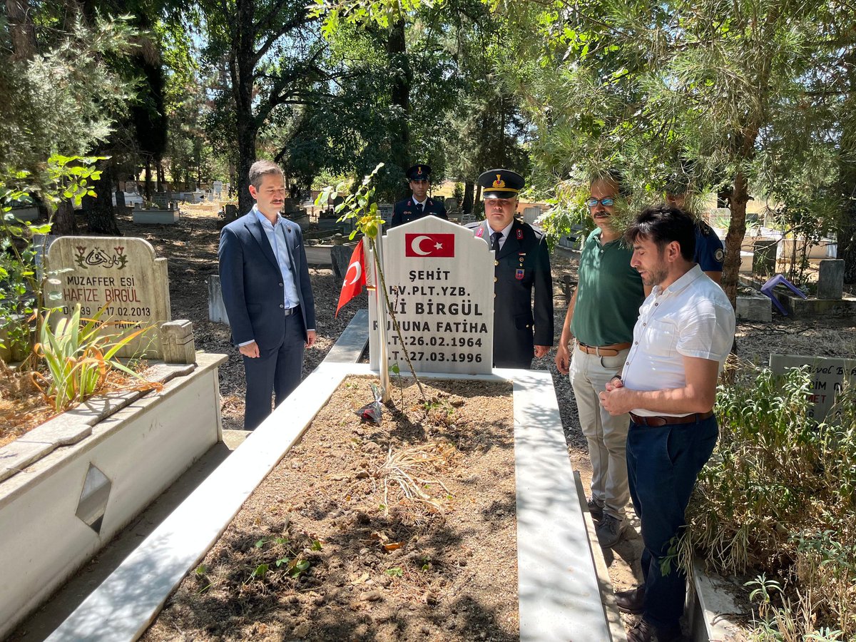 🇹🇷 Kaymakamımız Sayın Mehmet Can İRDELP, 15 Temmuz Demokrasi ve Millî Birlik Günü'nde aziz şehitlerimizin kabirlerine ve değerli ailelerine ziyarette bulundu. 🇹🇷